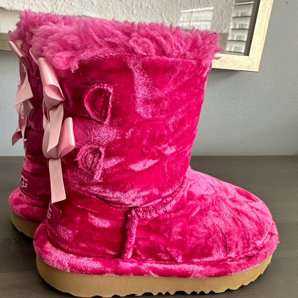 Like NEW bright pink Uggs